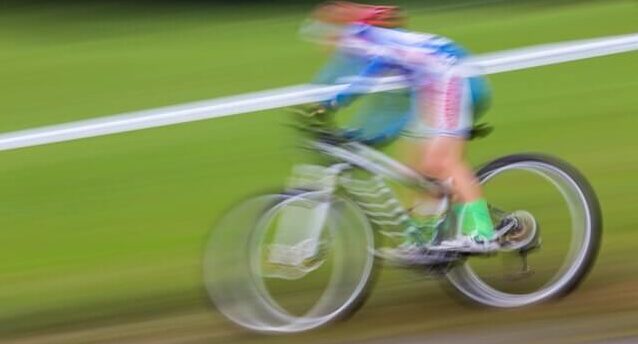 カメラがブレるほど高速に進む自転車